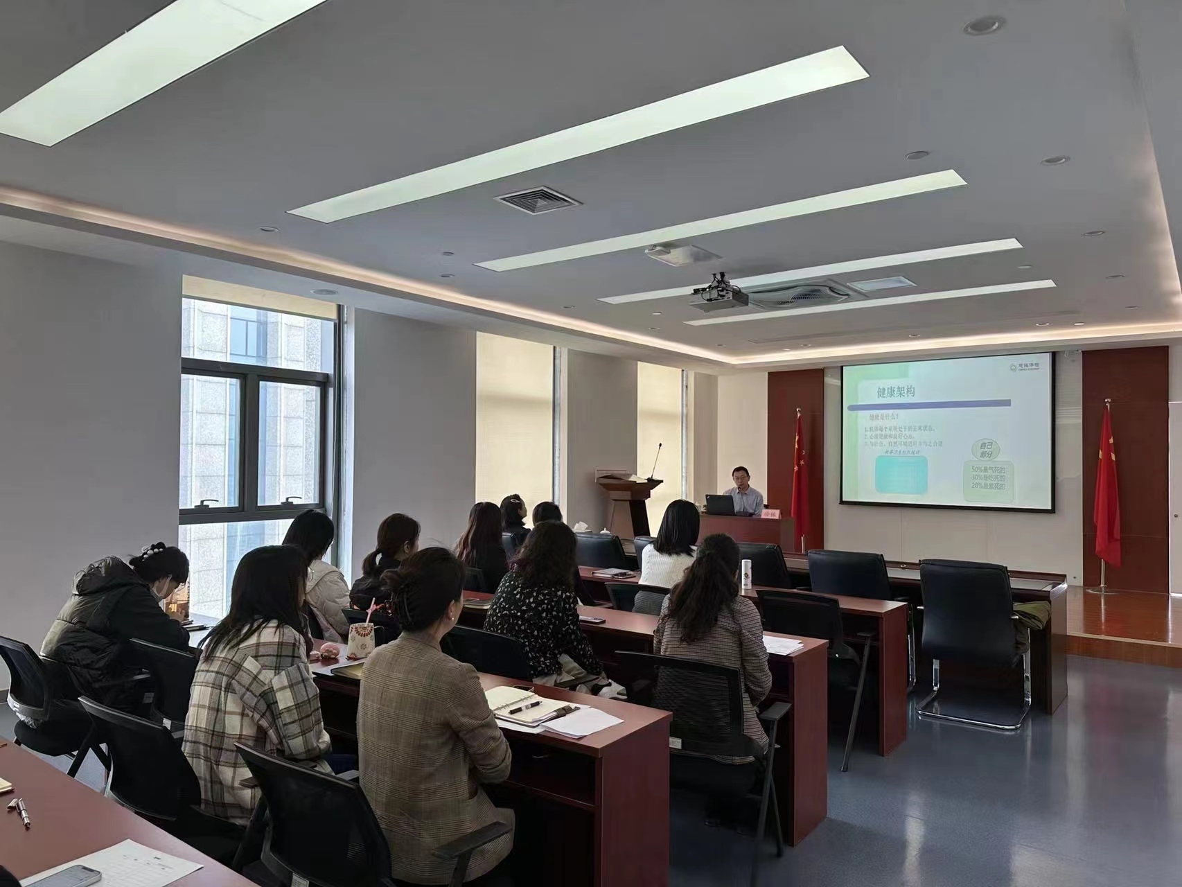 青島國(guó)投開(kāi)展“健康的你最自信 ——女性專題”健康講座