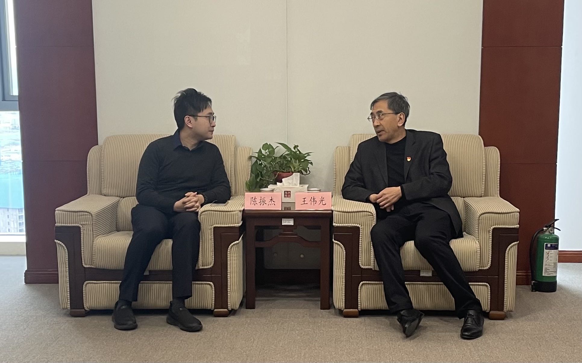 王偉光董事長(zhǎng)會(huì)見極視角公司創(chuàng)始人陳振杰