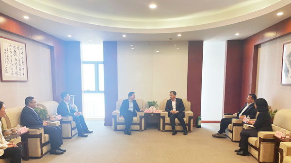 青島國(guó)際投資有限公司黨委書記、董事長(zhǎng)王偉光會(huì)見浦發(fā)銀行青島分行黨委書記、行長(zhǎng)張明一行